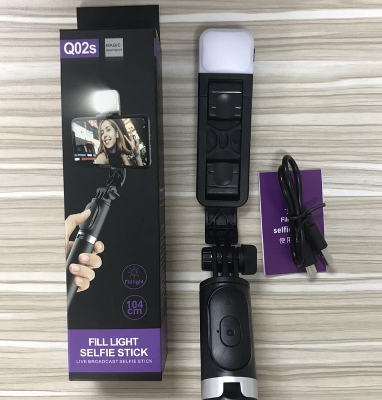 Q02s Tripode Selfie Stick con Bluetooth y Luz 104CM